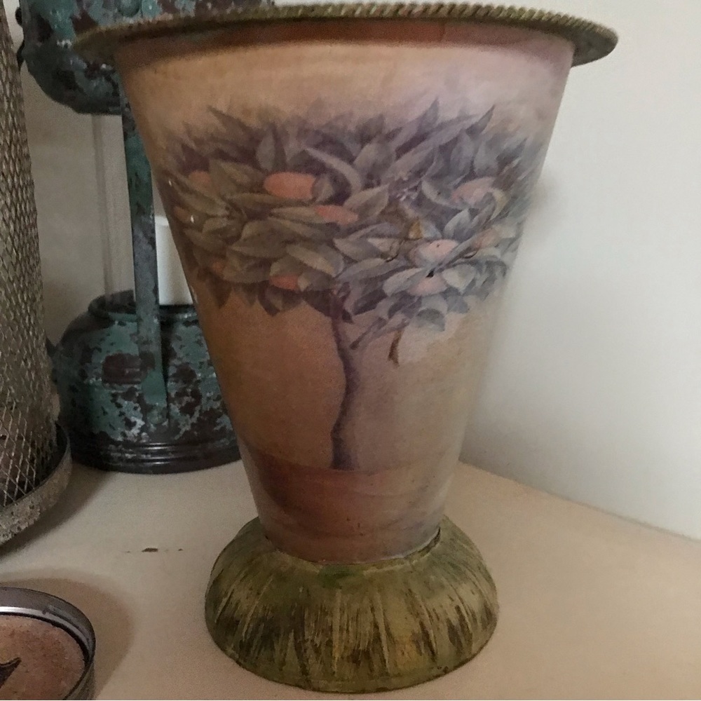 ▪️VINTAGE Metal Vase